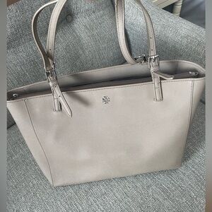 Tory Burch bag. Used in great condition. Only the handles show signs of wear